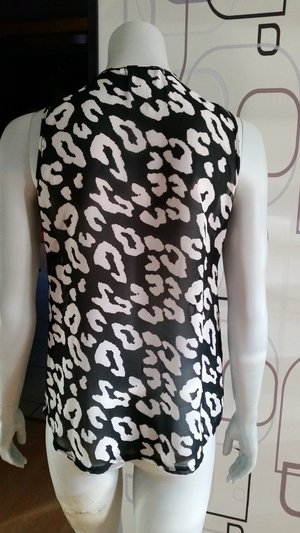 schwarzes Top mit weiße leo Muster
