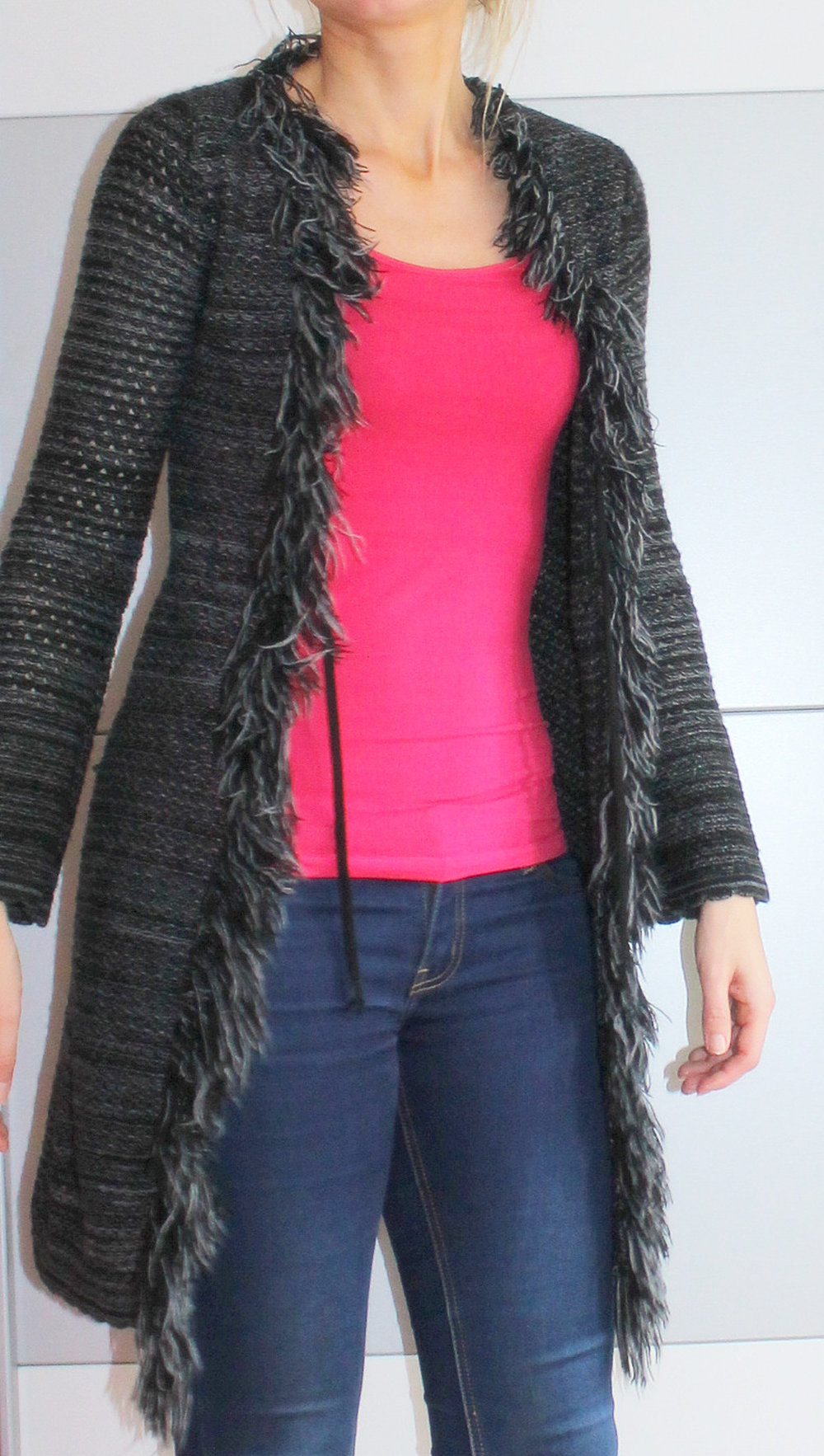 schöner Strickcardigan / Stickmantel in grau mit Fransen