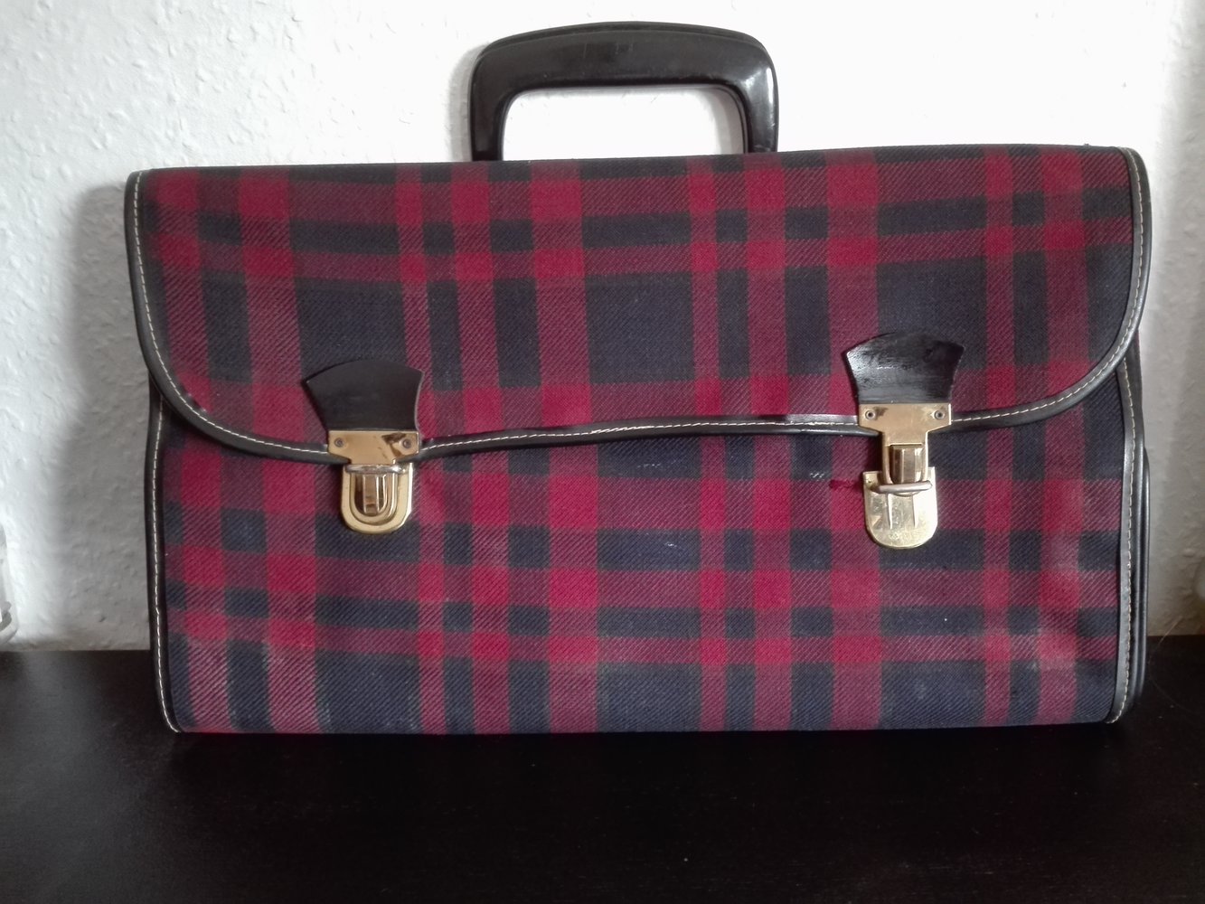Große Rot-Schwarz karierte Aktentasche