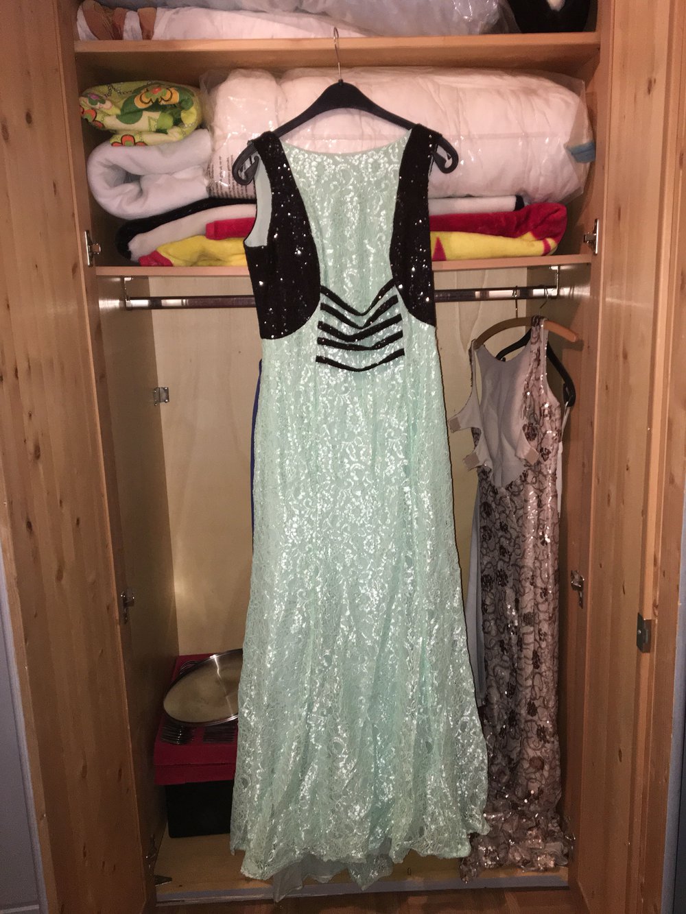 Türkis Abendkleid mit rücken Dekolleté am rücken schleife
Komplett Spitze
