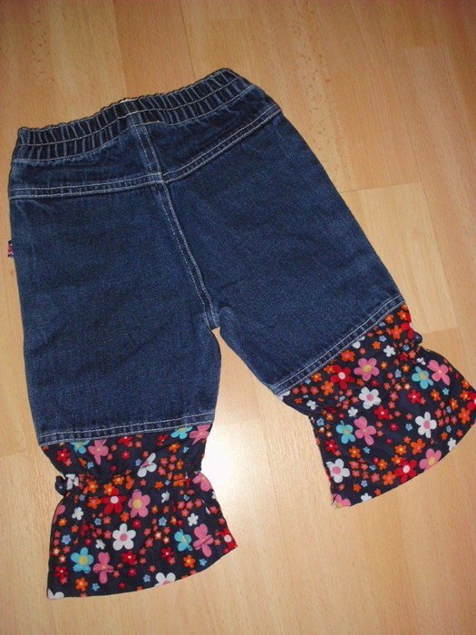 74/80, Niedliche Jeans mit Zipper