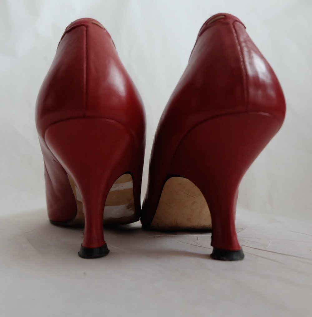 Vintage Rote Pumps, Spitze Form mit Pfennigabsätzen 