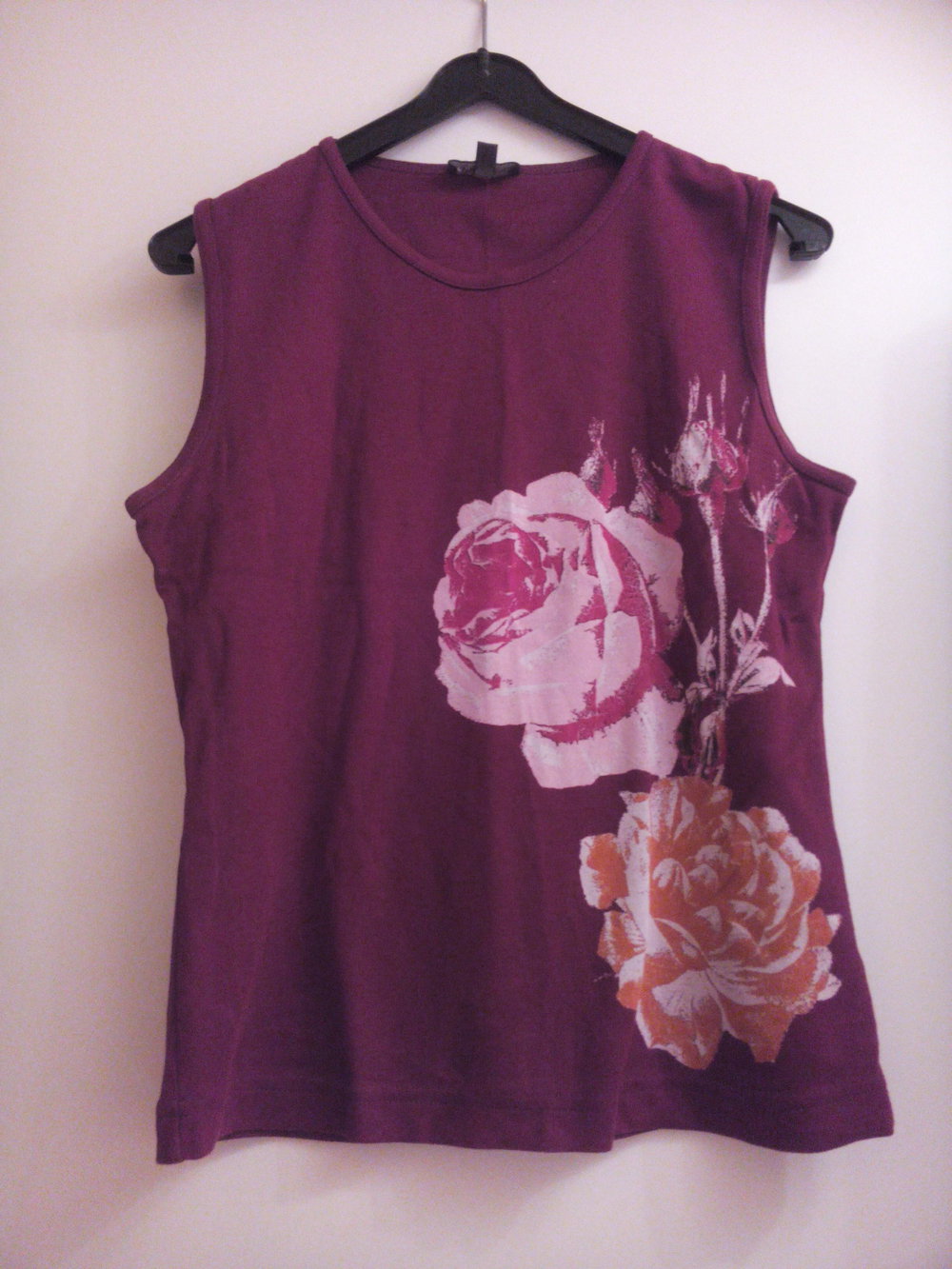 Rotes Top mit Blumenprint