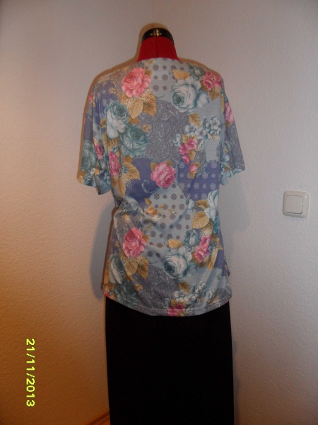 buntes Damenshirt mit Blumenmuster Größe ca. 42/44 