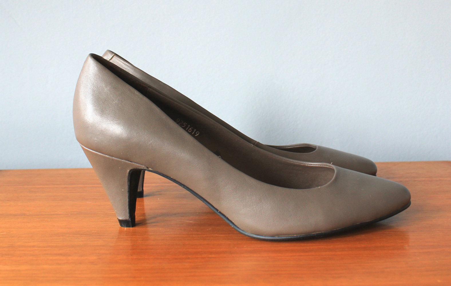 Hellgraue Pumps von „Castro“ im 50er-Look