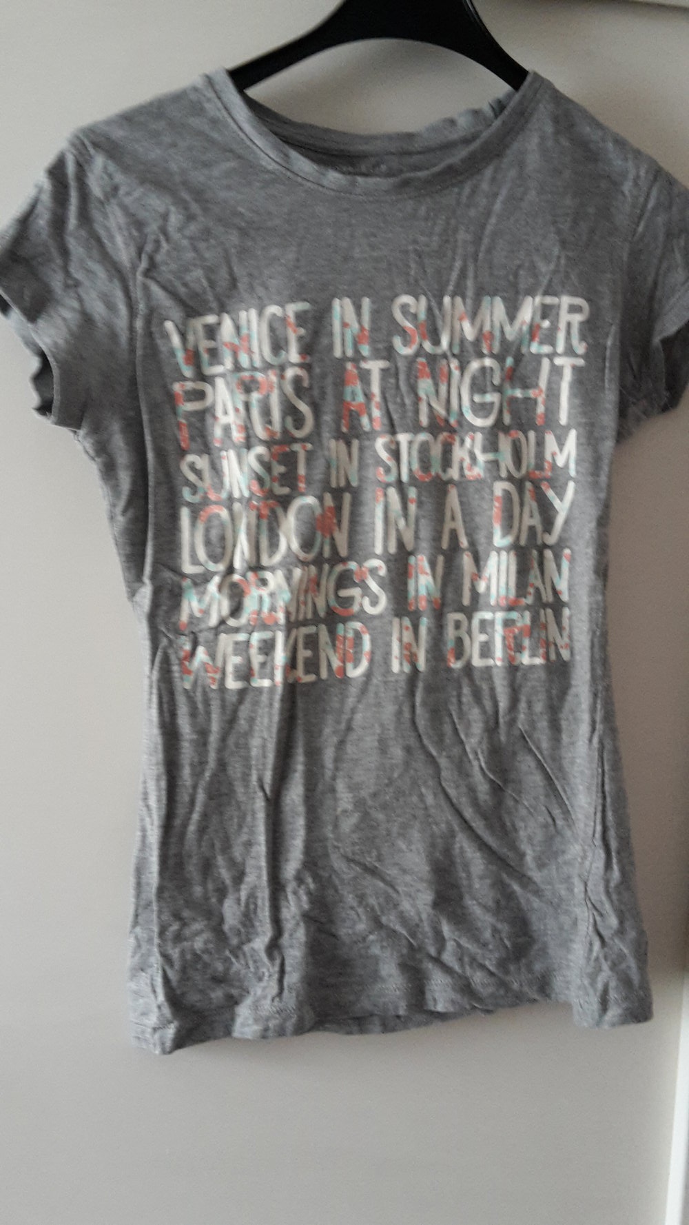 Graues T-shirt mit Schrift