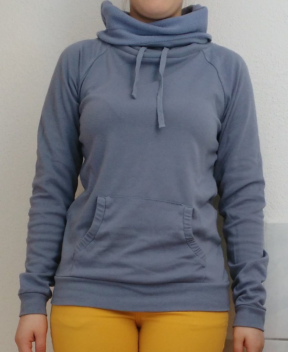 blaugrauer Pullover mit Kragen