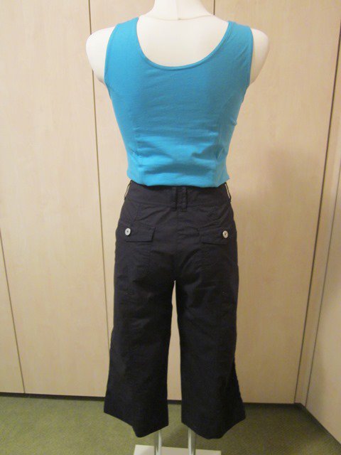 Schwarze 3/4-Hose von She mit vielen Details