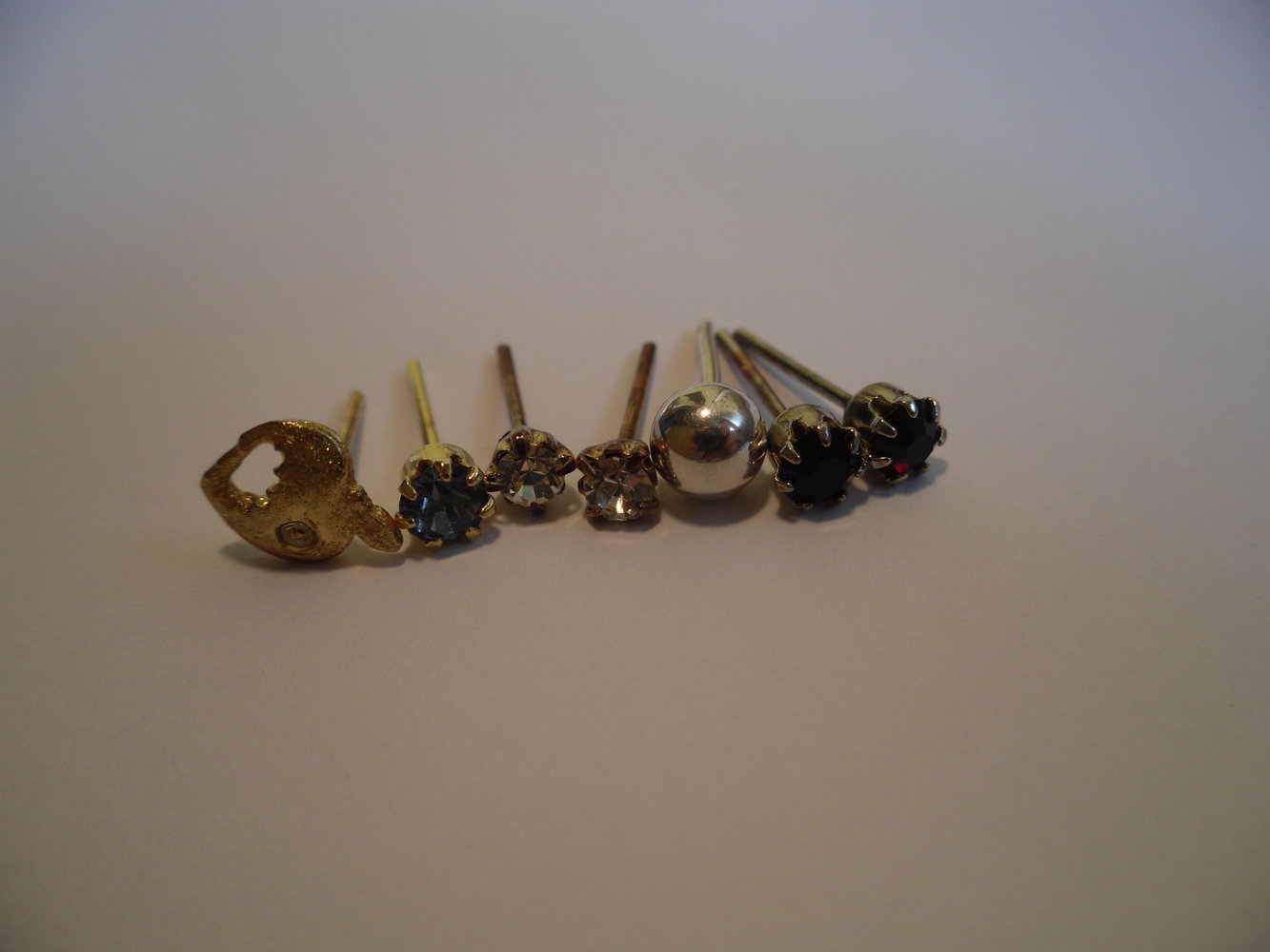 Ohrstecker: getragene Einzelstücke und Paare