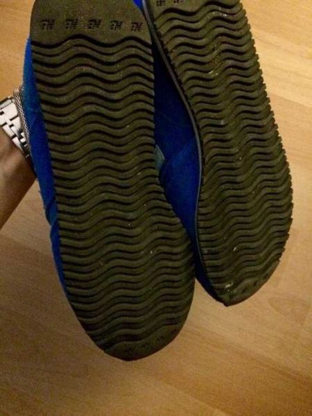 Strahlend blaue New Balance Sneaker