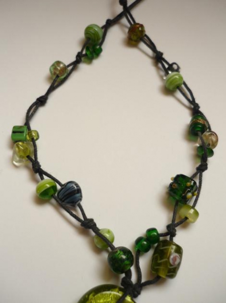 Handgemachte grüne Kette mit auffälligen Elementen