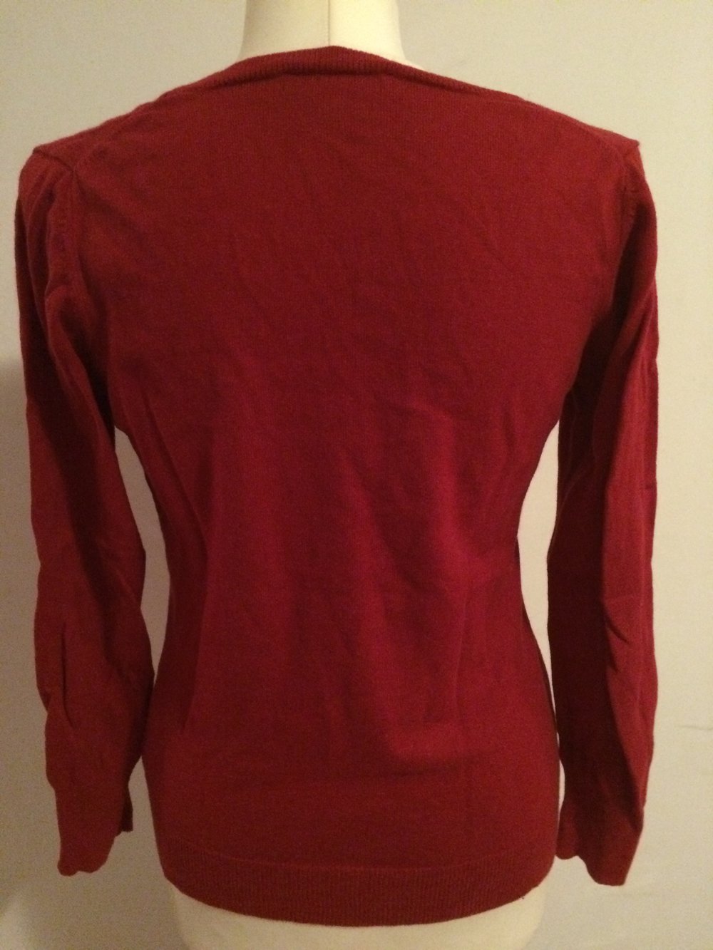 Roter Pulli U-Ausschnitt dünn