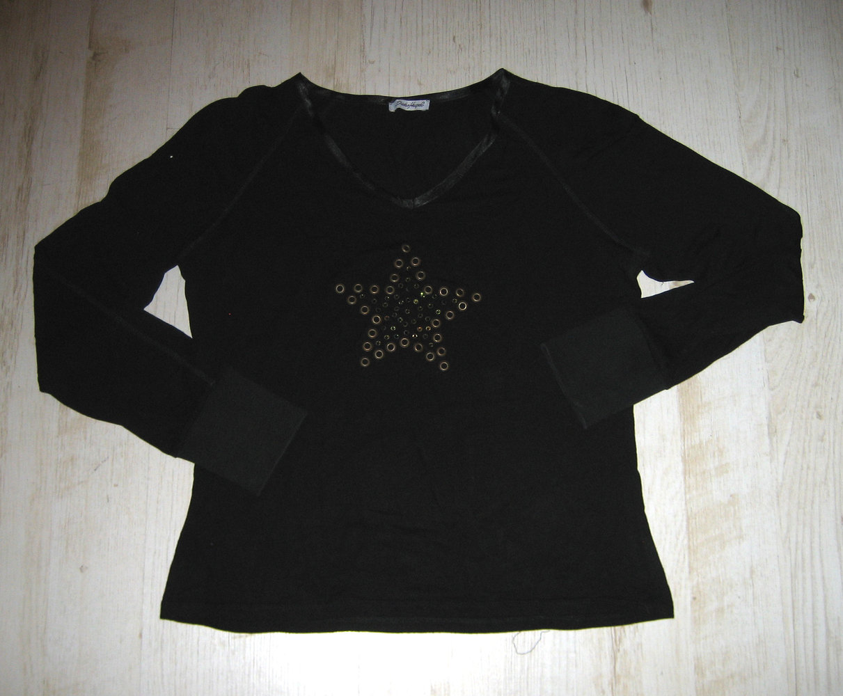 Schwarzes Longsleeve mit Nieten