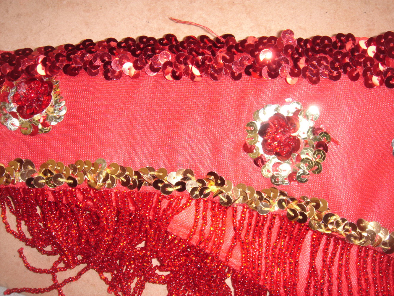 wunderschöner selbstgemachter bauchtanzgürtel liegt toll auf den hüften