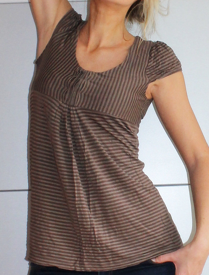 schönes Oberteil / Top / T-shirt in khaki