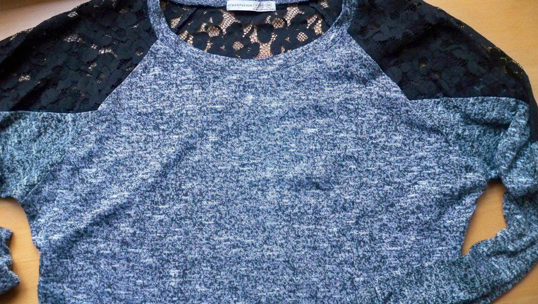 Schöner Pulli mit Spitzeneinsatz !