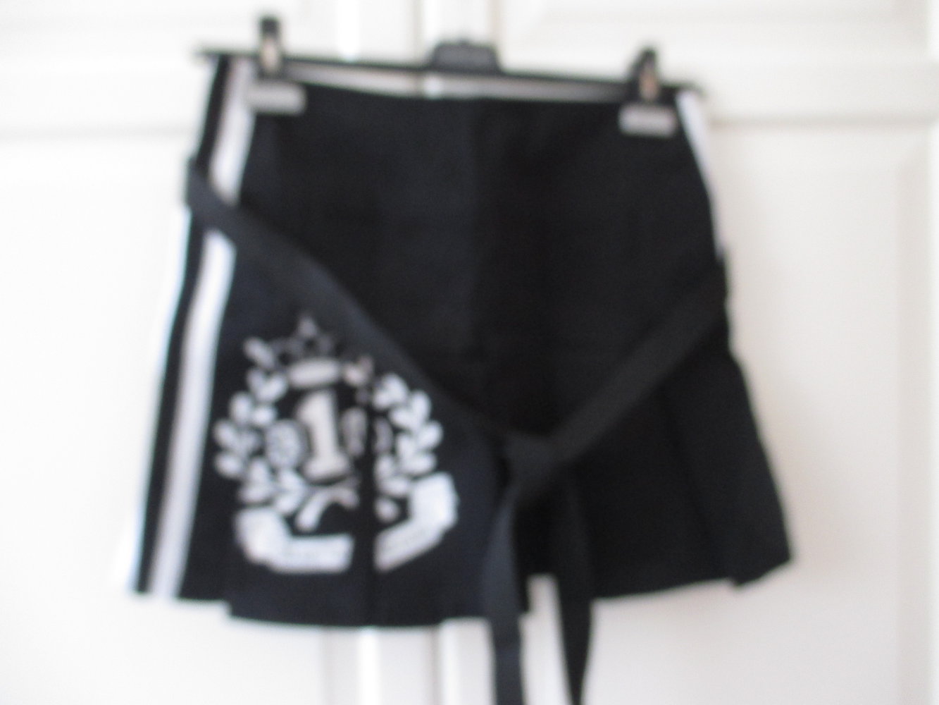 Phard; Schulmädchen Mini Rock in schwarz mit weißen Applikationen, Gr. 38, 100 % Baumwolle, neu mit Etikett