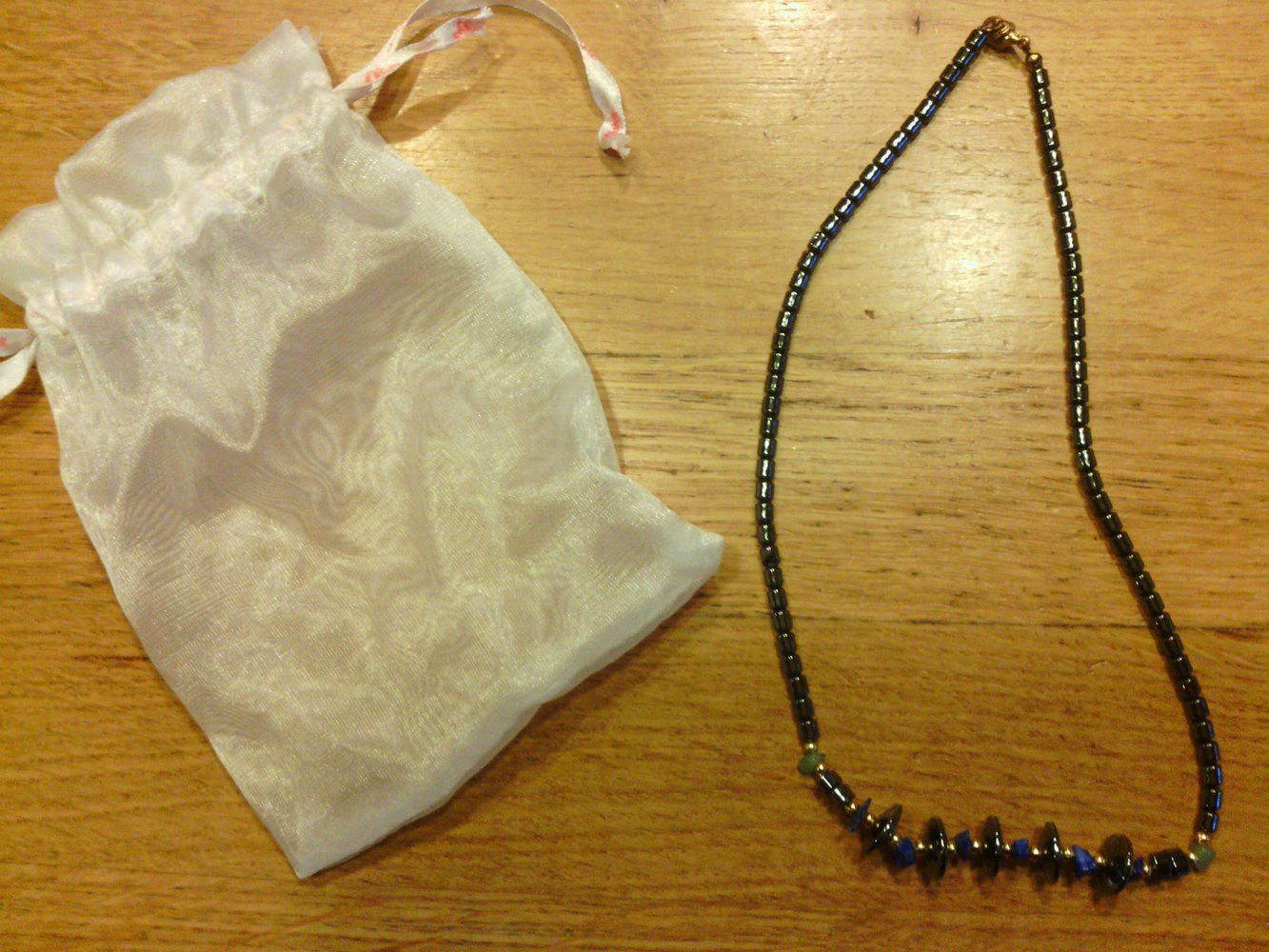 hübsche Kette im Beutelchen, Perlen, grau, schwarz, blau, grün