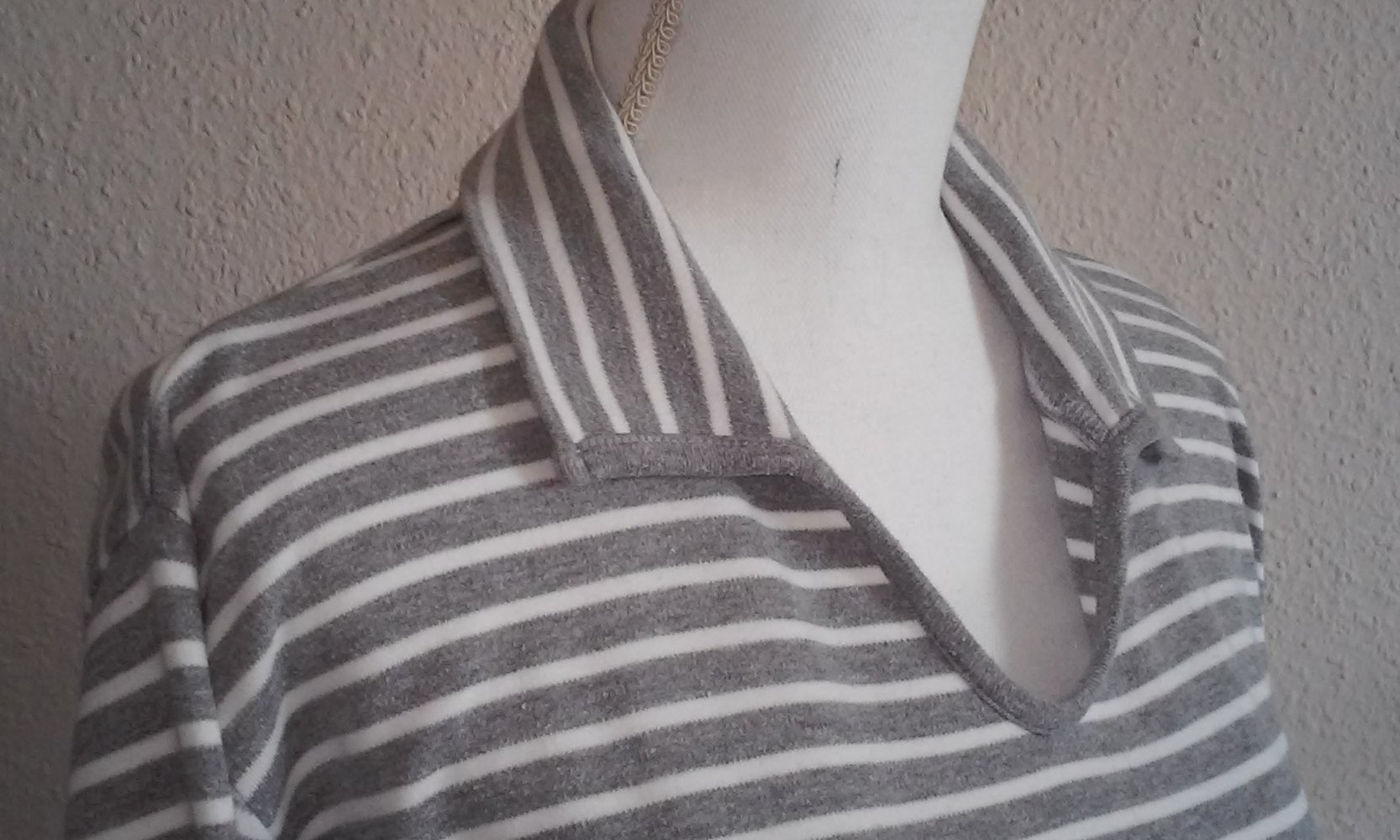 Sweatshirt Langarm Shirt Spitzkragen Pulli Sport Oberteil hellgrau