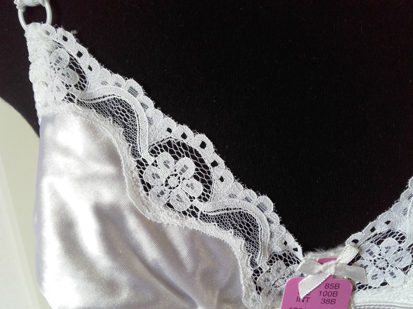 weißer seidig schimmernder BH 85B, Neuware