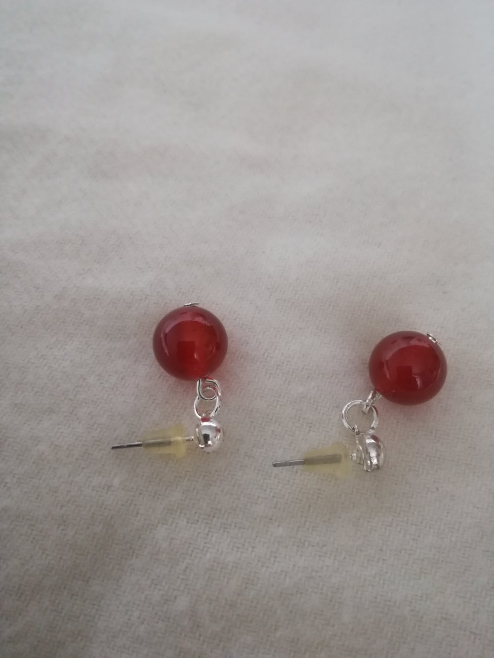 Süße rote Ohrringe