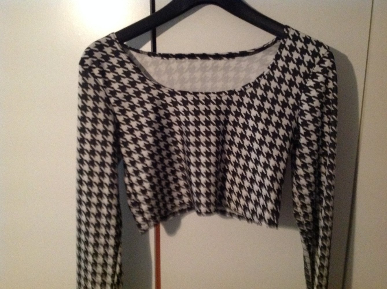 Schwarz-weißes, kurzes oberteil