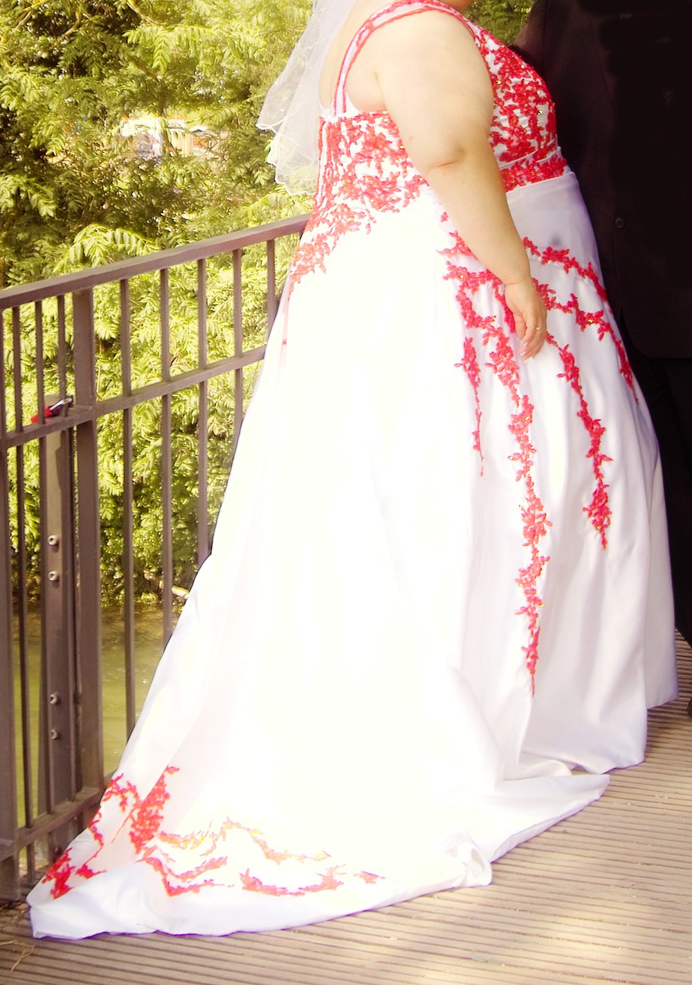 Bruatkleid Übergröße rot Stickerei Pailletten Schleppe Reifrock Schleier Bolero Herzausschnitt