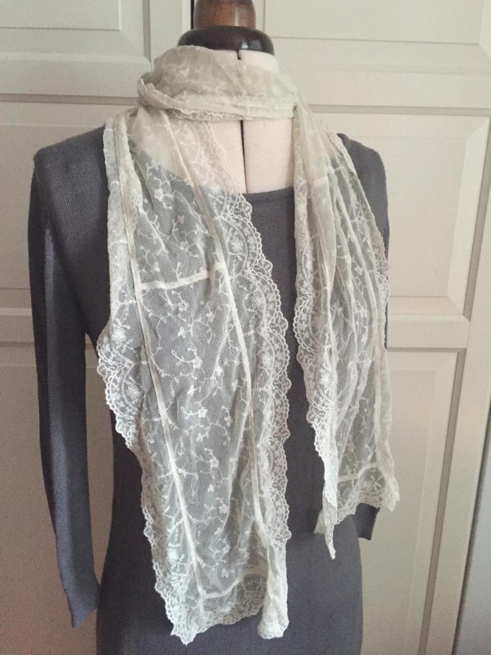 feiner Schal aus Spitze - creme weiss