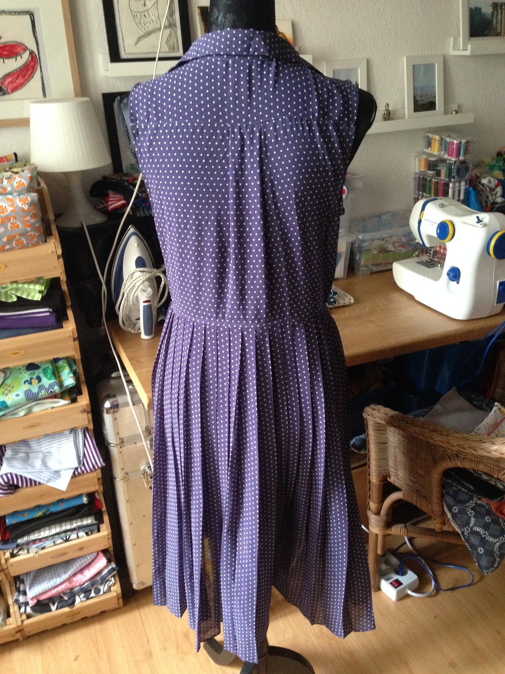 weiß /blau gepunktetes Kleid mit Bubi Kragen