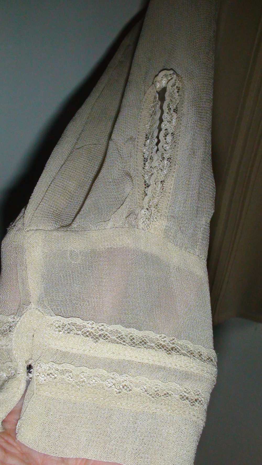 ASOS langärmilge Bluse mit Spitze und Rüschchen Gr.40