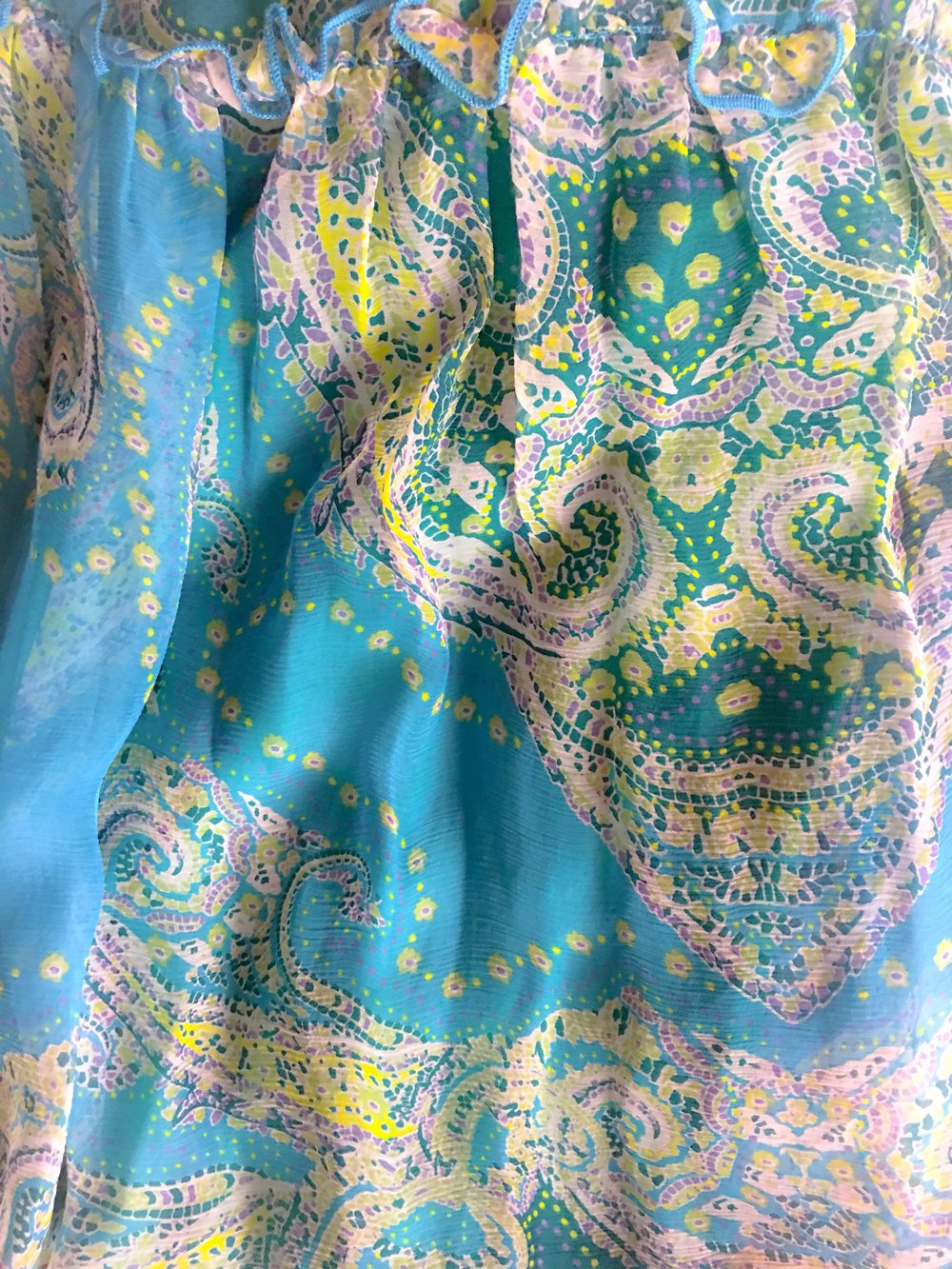 Chiffon-Rock in Meeresblau