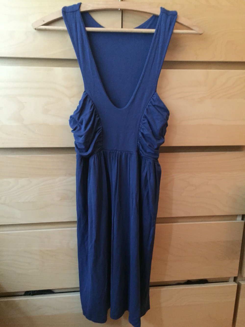 Blaues Sommerkleid mit Ringerrücken