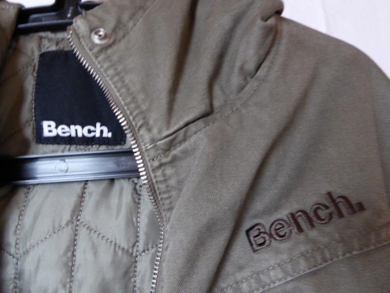 Khakifarbene Jacke mit Kapuze von Bench