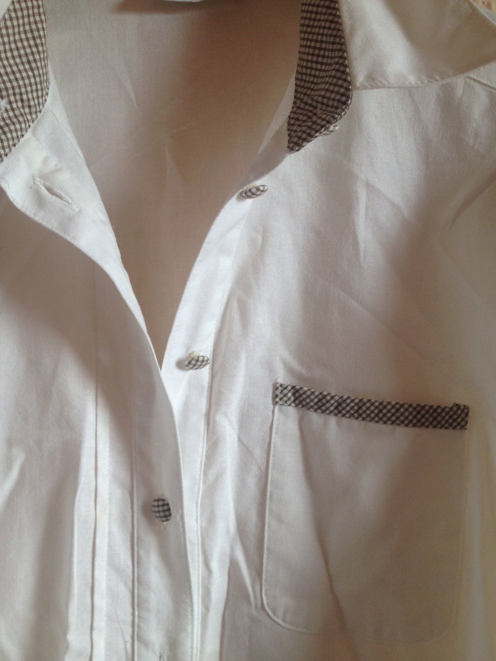 weiße Bluse mit braunkarierten Details