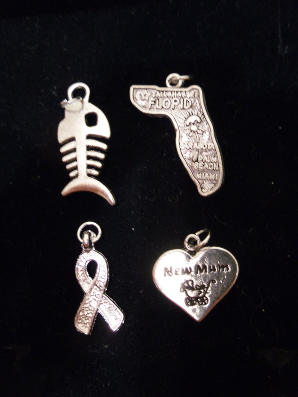 Vier verschiedene Anhänger