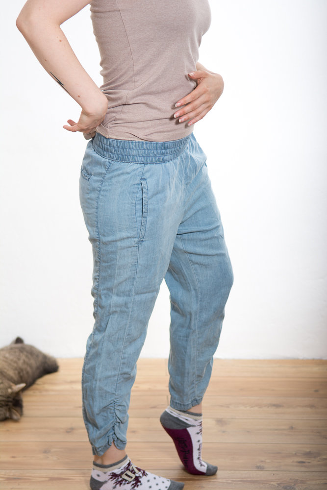 Bündchenhose aus leichtem Denim-Stoff in Hellblau