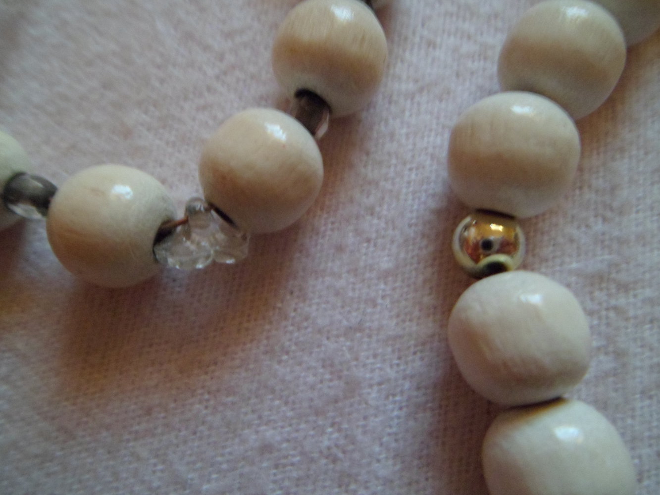 Armreifen aus weißen Holzperlen