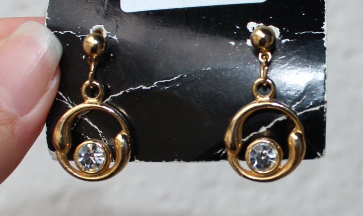 gelbgoldene True Vintage Ohrringe mit weißem Stein, Ohrstecker