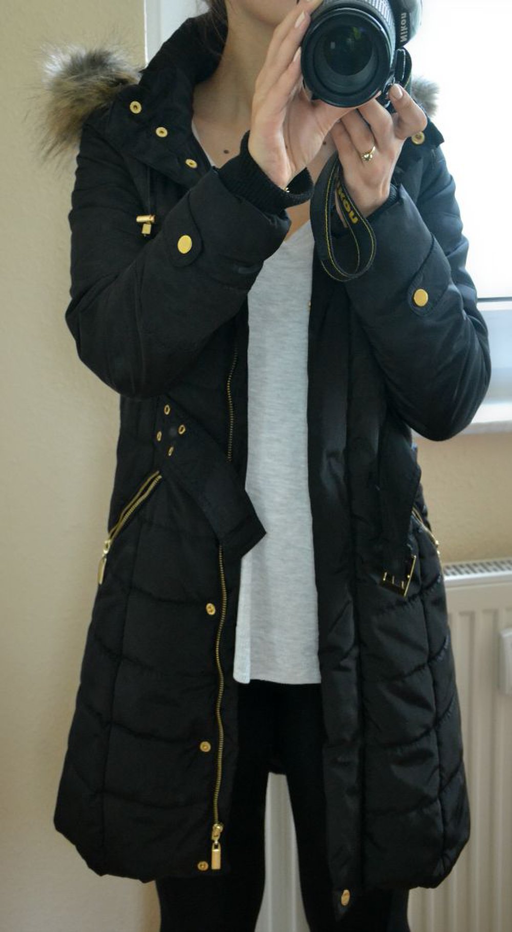 Hübscher schwarzer Steppmantel Mantel lang gold Gürtel Fell Kapuze 34 XS wie neu