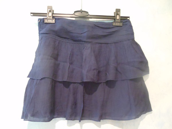 schöner blauer Faltenrock