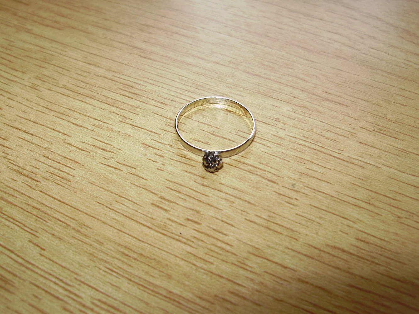 Ring silbern ganz zart mit kleinem Glitzerstein erhoben