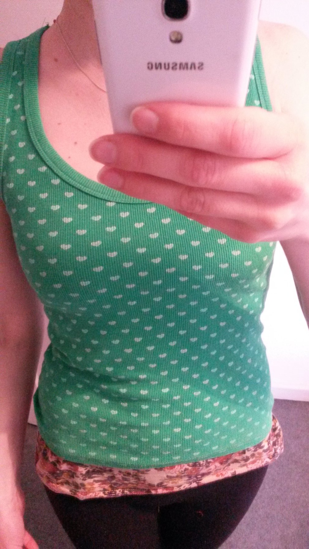 Grünes Top mit Herzen