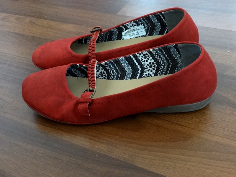 rote Ballerinas mit Riemchen
