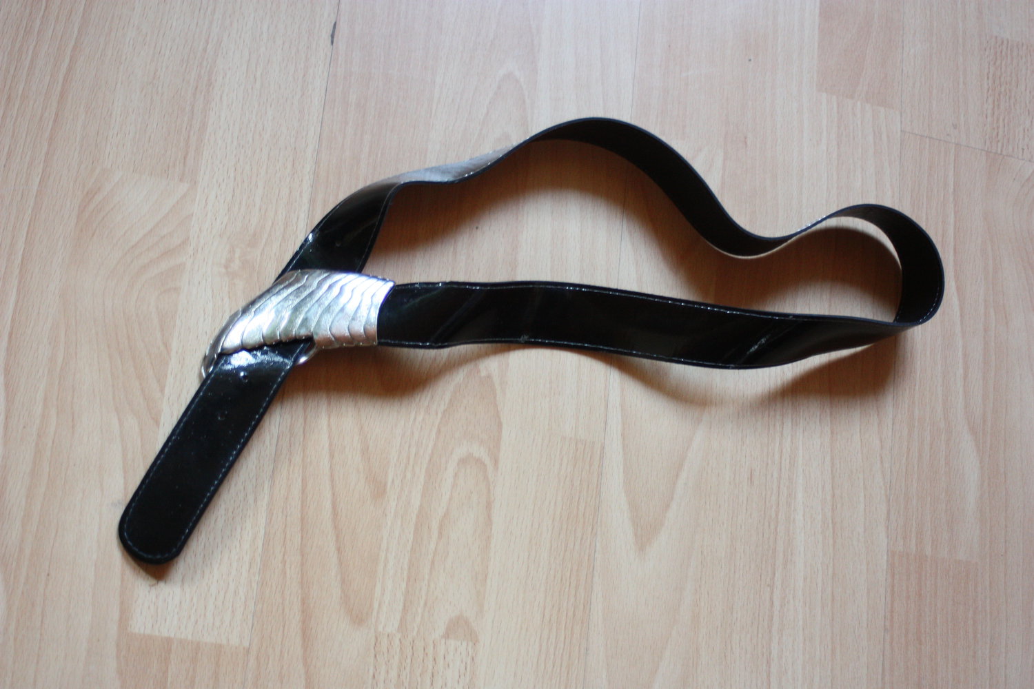 Lackgürtel mit silberfarbener Schnalle