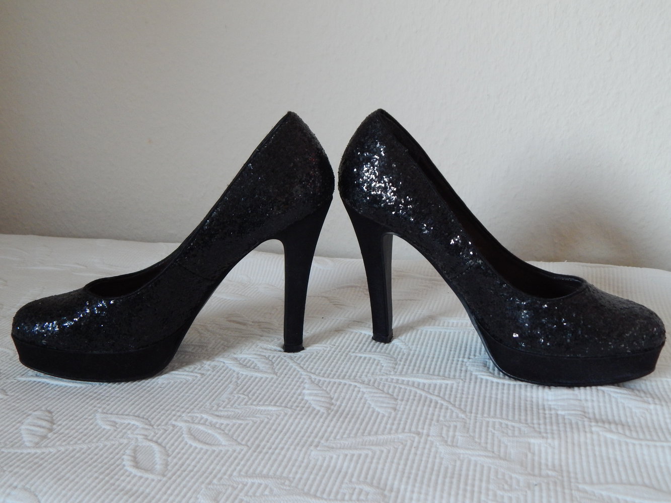 schwarze Glitzer High Heels für den glamourösen Auftritt am Abend