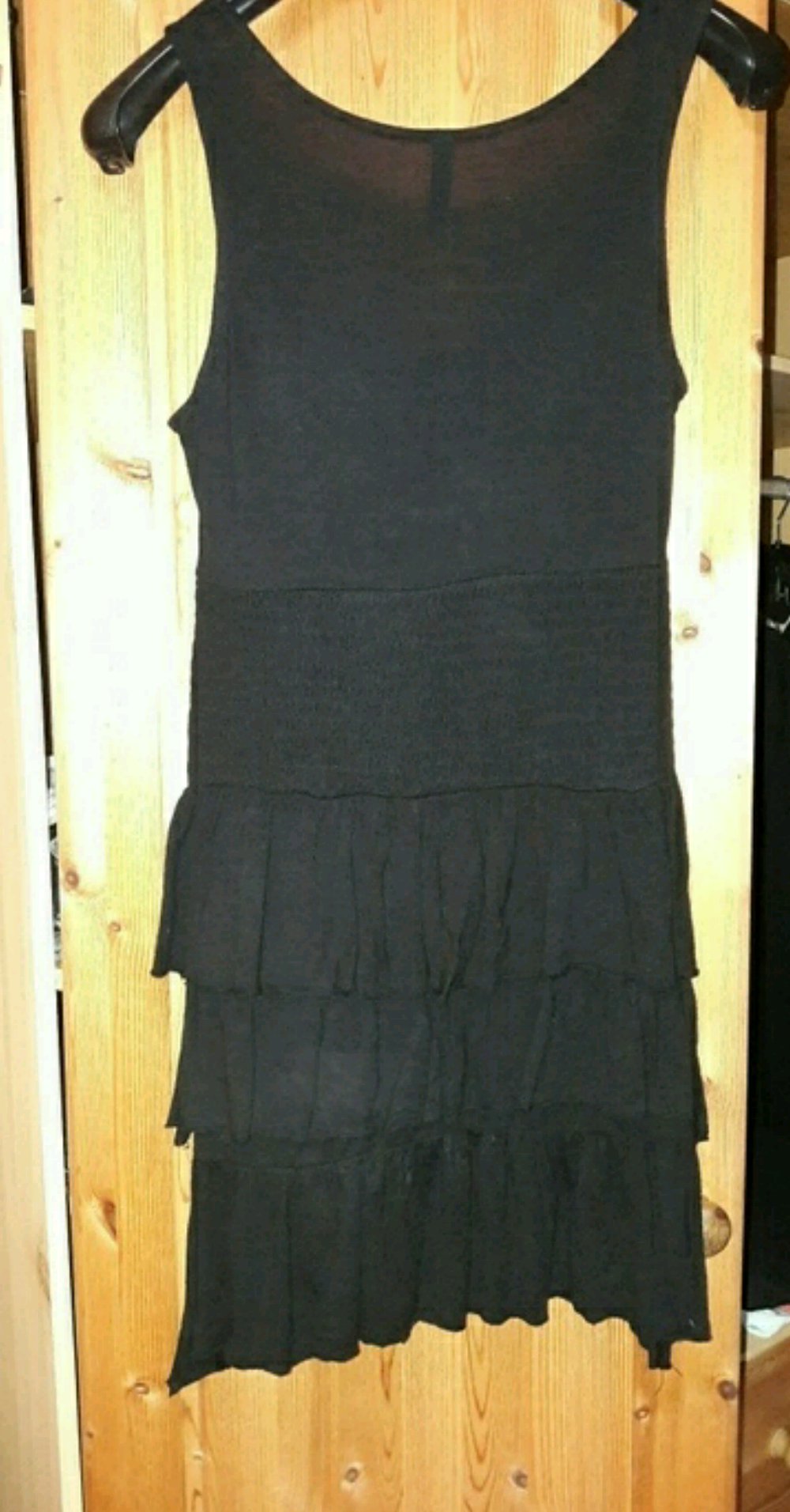 Kleid schwarz kurz Stufenlook 