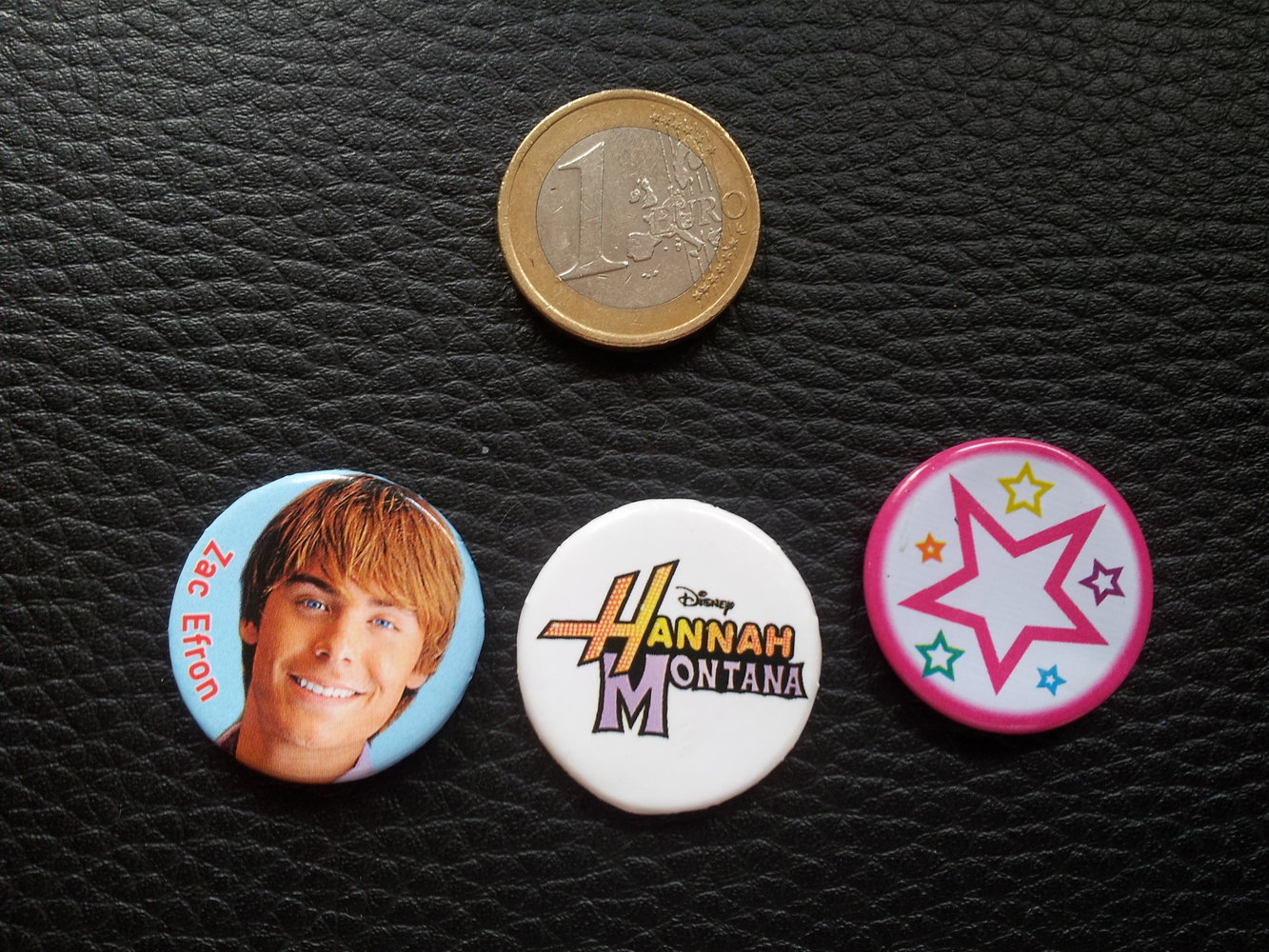 Modeschmuck 3x Buttons Broschen NEU