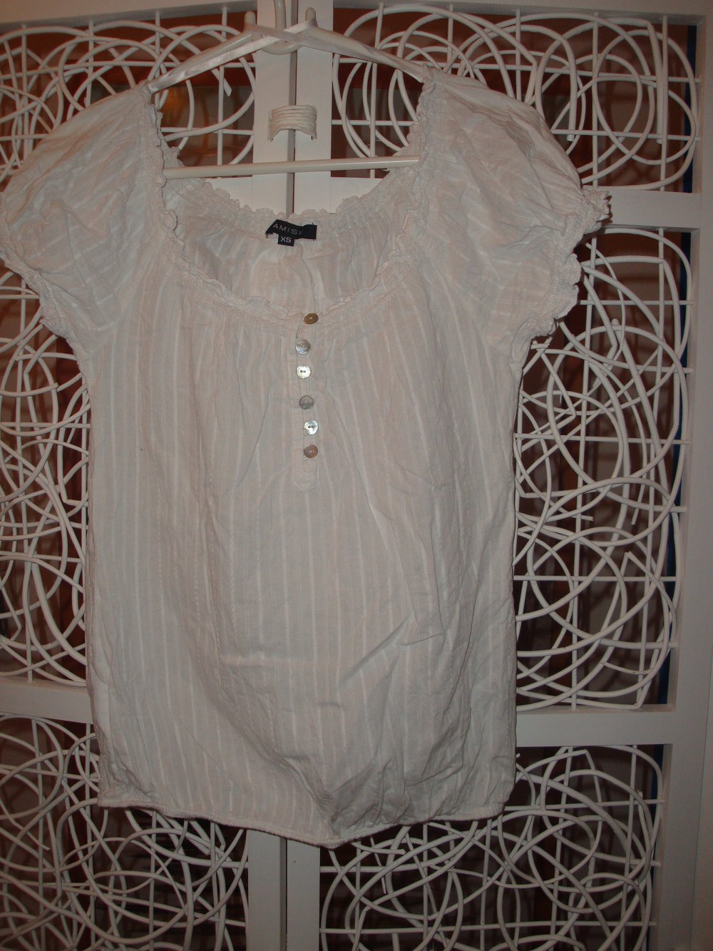 weiße Bluse mit schimmernden Knöpfen