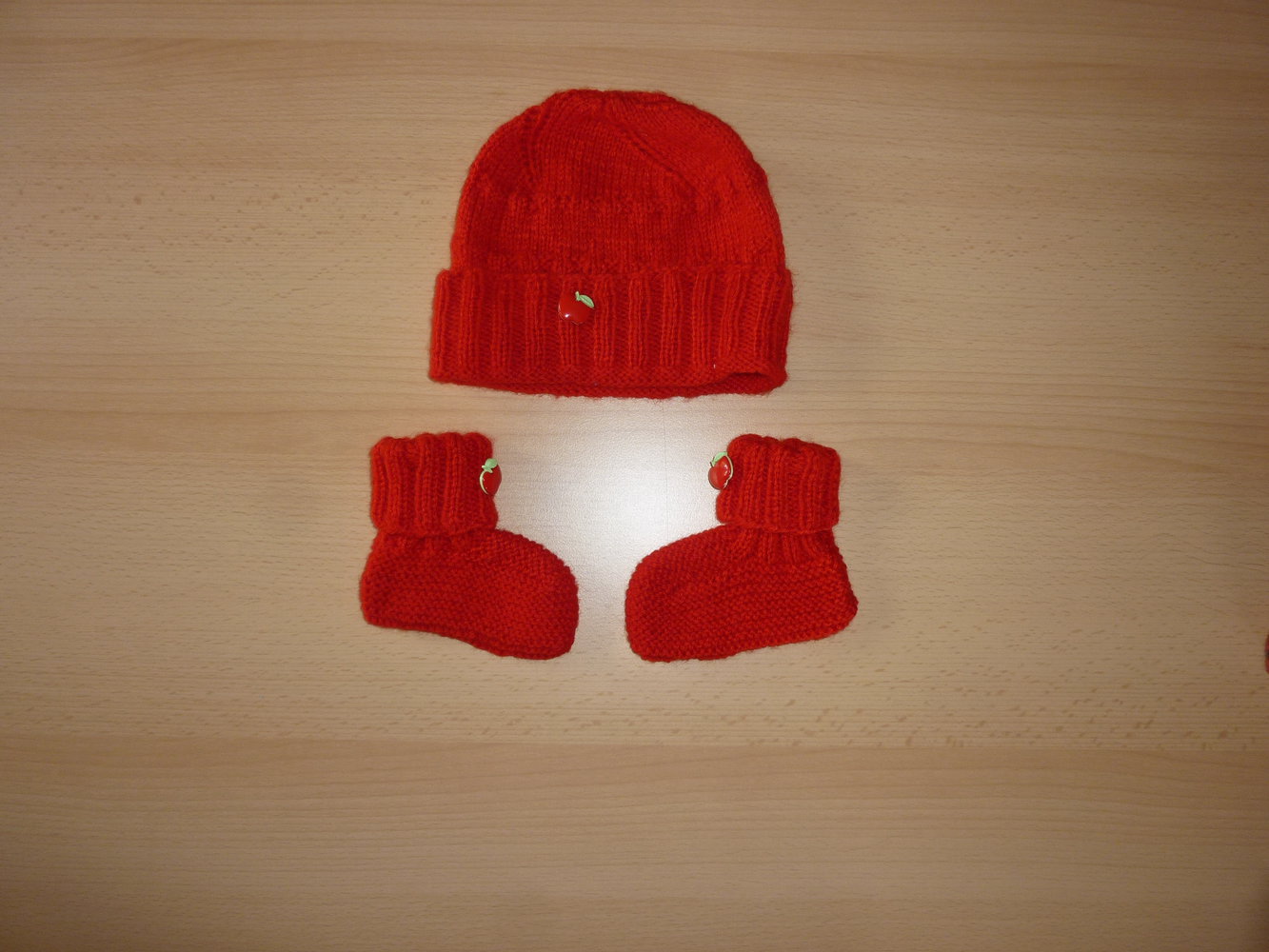 DIY Strickset (Mütze und Schühchen) in rot