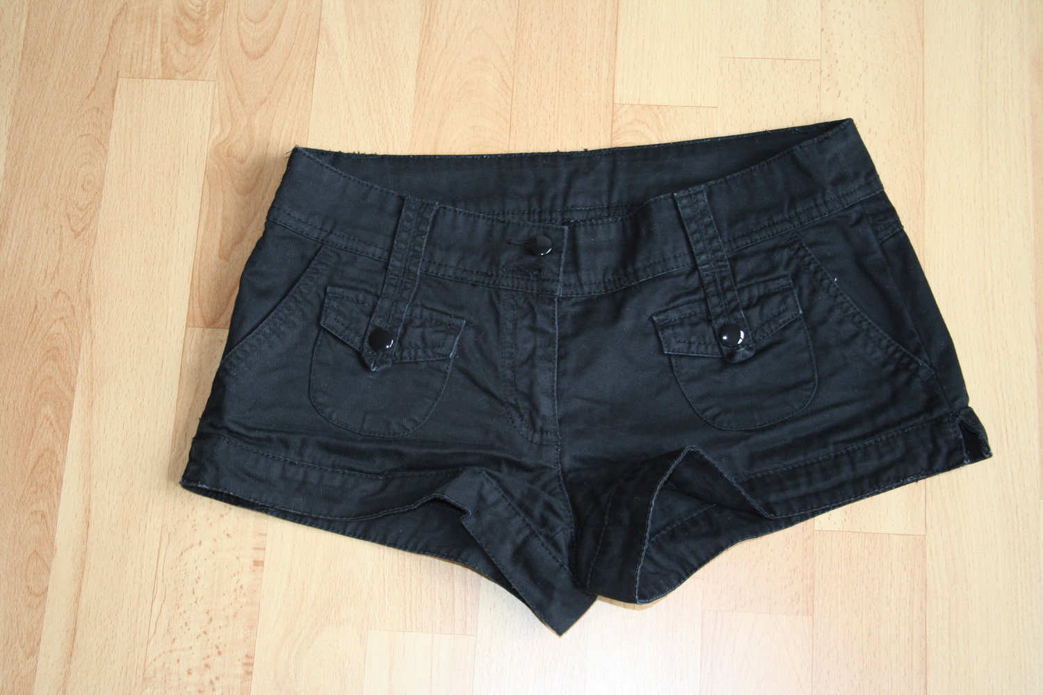 * schwarze Basic Shorts